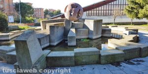 Viterbo - La fontana Sfera al Murialdo senz'acqua