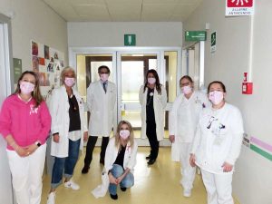 Mascherine e fiocchi rosa indossati dal personale della Brest unit e del dipartimento della salute donna