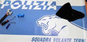 Gli arnesi sequestrati dalla polizia di Terni