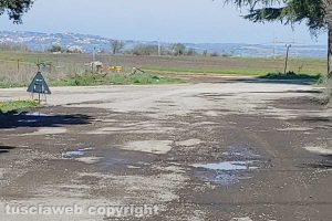 Viterbo - Buche in strada Rinaldone
