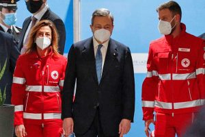 Mario Draghi all’hub vaccinale di Fiumicino