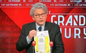 Thierry Breton mostra il passaporto sanitario europeo