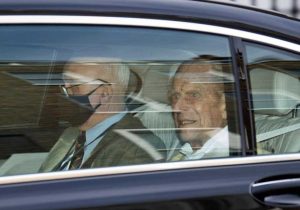 Londra - Il principe Filippo lascia l'ospedale