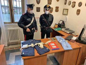Il materiale e la droga ritrovati dai carabinieri