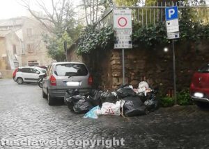 Viterbo - Rifiuti abbandonati in via dei Mille