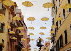 Civitavecchia - Installazione ombrelli gialli per la festa delle donne