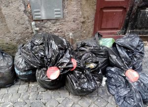 Viterbo - Rifiuti abbandonati in via di Mezzo