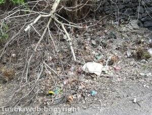 San Martino al Cimino - Rifiuti in in via Marche