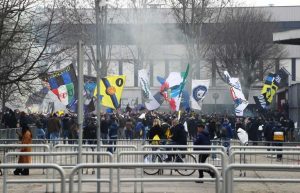 Assembramento di tifosi fuori San Siro