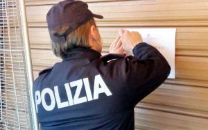 La polizia sospende la licenza del bar