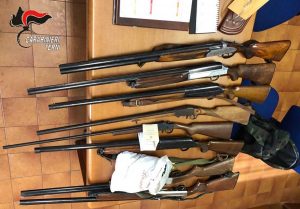 Terni - I fucili ritirati dai carabinieri