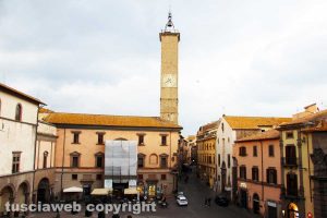 Viterbo - Piazza del comune e torre dell'orologio