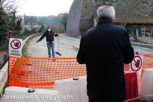 Viterbo - L'operaio e il sindaco Giovanni Arena