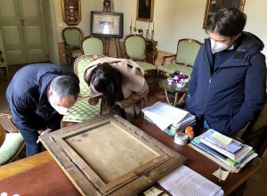 Orvieto - Il team di esperti del Consorzio Pragma anlalizza il quadro che raffigura Dante Alighieri