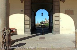Viterbo - L'ingresso del cortile di palazzo dei Priori