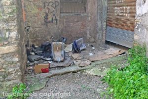 Viterbo - Rifiuti abbandonati in largo Marconi