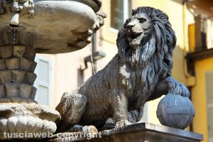Piazza delle Erbe - I leoni in marmo di Pio Fedi sgretolati…