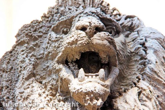 Piazza delle Erbe - I leoni in marmo di Pio Fedi sgretolati… Un simbolo della decadenza della città