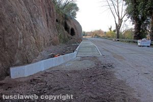 Viterbo - Il marciapiede "dimezzato" di Ponte dell'Elce
