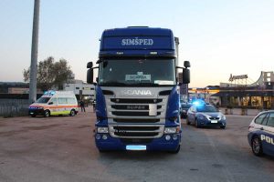 Terni - Polizia stradale - Il camion con all'interno 2 ventenni