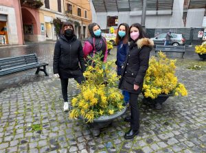 Civita Castellana - Le donne del comune insieme per l'allestimento delle fioriere