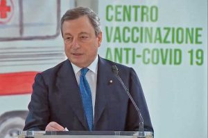 Mario Draghi all’hub vaccinale di Fiumicino