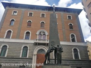 Viterbo - Piazza della Repubblica - il monumento ai Facchini di Santa Rosa