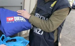 Gli articoli sequestrati dalla guardia di finanza