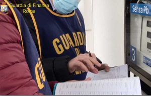 Roma - Guardia di finanza - Controlli a un distributore di benzina