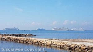 Civitavecchia - Navi si avvicinano al porto