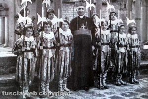 Il vescovo Albanesi con giovani figuranti alla processione del Corpus Domini del 1950