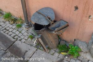 Viterbo - Cestino rotto in piazza delle Erbe