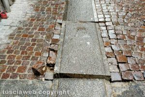Viterbo - Lastra sollevata lungo Corso Italia