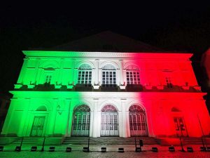 Viterbo - Maxi tricolore sul teatro Unione per i 160 anni dell'unità d'Italia