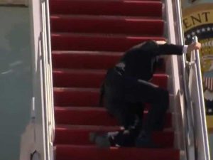 Joe Biden scivola 3 volte sulla scaletta dell'aereo presidenziale