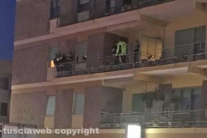 Viterbo - Via Gargana - Uomo minaccia di uccidersi