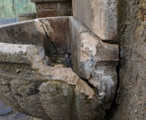 Sutri - La fontanella di Santa Croce danneggiata