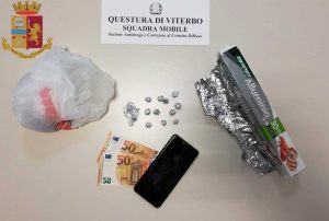 Viterbo - La droga sequestrata dai poliziotti della mobile
