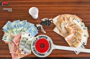 Terni - Carabinieri - La droga e i soldi sequestrati