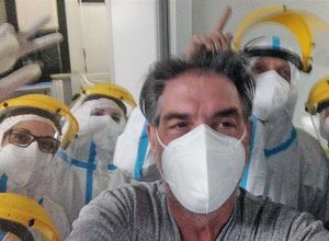 Covid - Walter Pandimiglio con i sanitari di Belcolle durante il ricovero