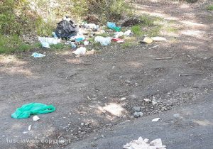 Ronciglione - Immondizia all'inizio della strada bianca che porta al monte Fogliano