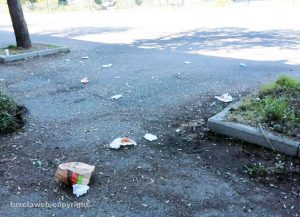 Viterbo - Rifiuti nel piazzale retrostante lo stadio E. Rocchi