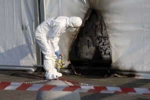 Brescia - Bottiglie molotov contro centro vaccinale