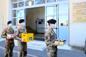 Il direttore della Caritas diocesana e il comandante della scuola sottufficiali