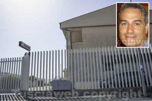 La caserma dei carabinieri di Grotte di Castro - Nel riquadro: L'ex comandante Angelo Benfante