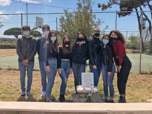 Tarquinia - I ragazzi con la targa in memoria della professoressa Giorgi