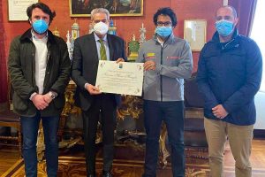 Francesco Mongelli premiato dal sindaco Giovanni Arena