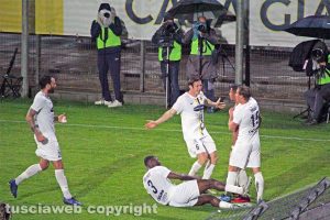 Sport - Calcio - Viterbese - L'esultanza dei gialloblù dopo il gol di Murilo