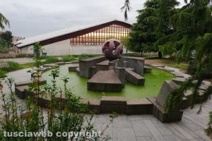 Viterbo - Incuria nella fontana della Sfera
