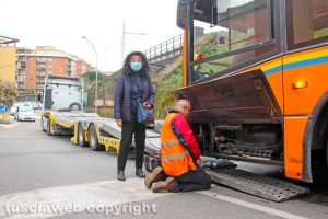 Viterbo - L'autobus Francigena fermo in via della Ferrovia